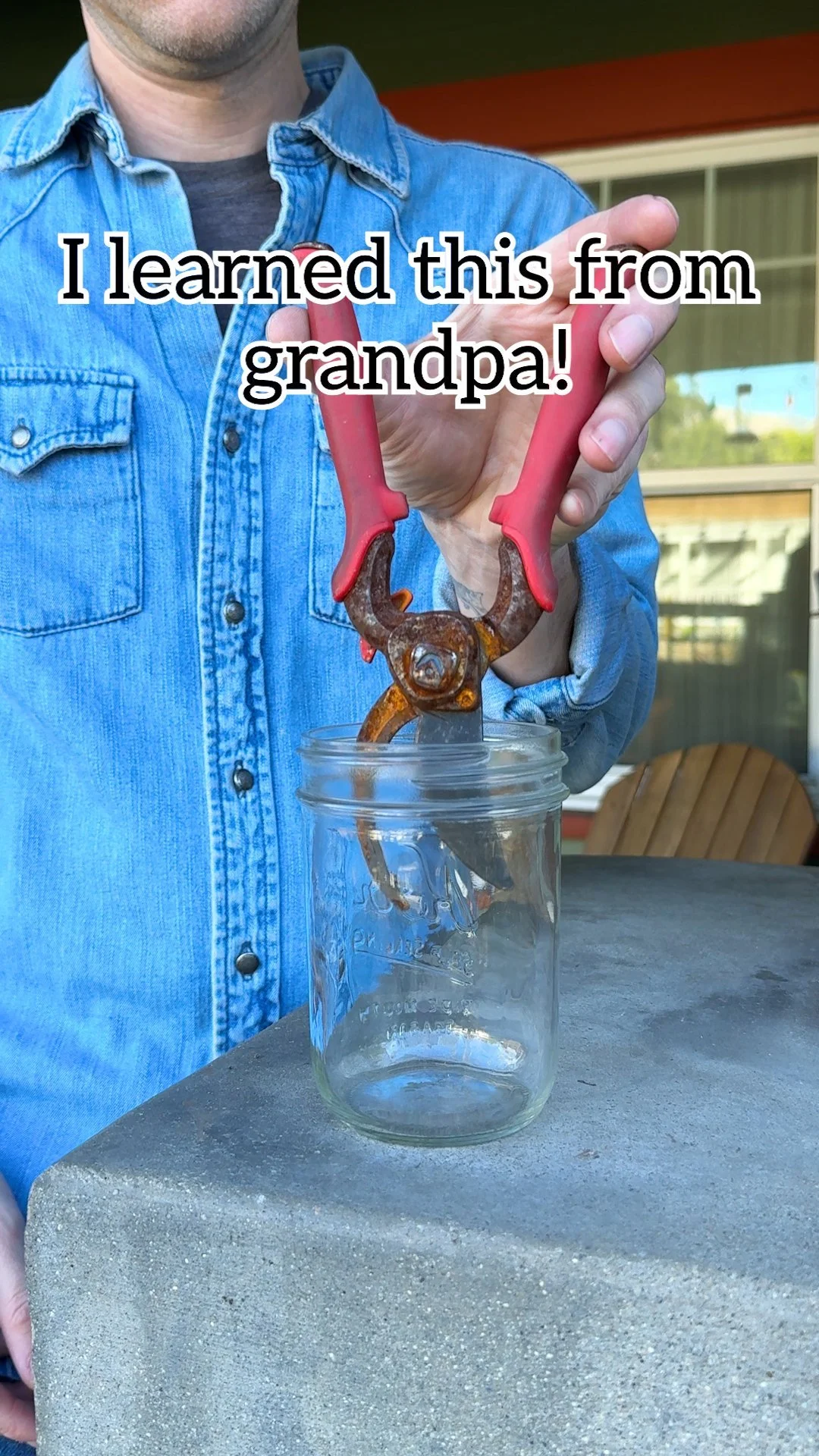 Garden shears soaked in vinegar as an effective derust tool